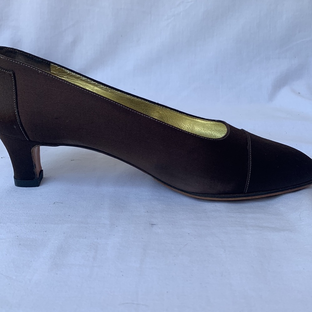 Vintage Chanel Brown Silk Pumps with Embroidered Logo on back heel. Sz8.5 - Picture 14 of 14